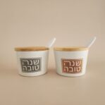 כלי לדבש עם מכסה עץ HONEY JOY זהב