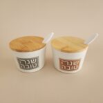 כלי לדבש עם מכסה עץ HONEY JOY זהב