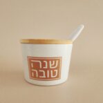 כלי לדבש עם מכסה עץ HONEY JOY זהב