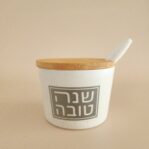 כלי לדבש עם מכסה עץ HONEY JOY כסף